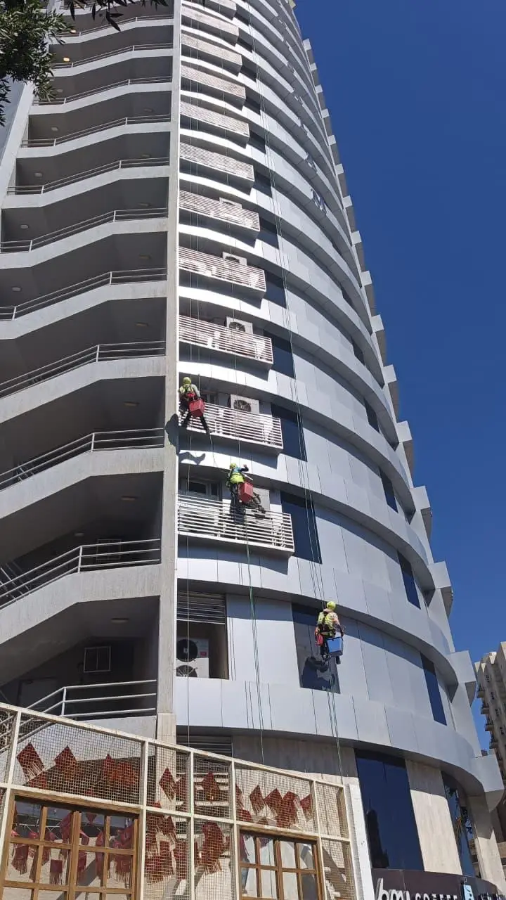 (تنظيف واجهات زجاجية في الكويت بواسطة سبايدرز تاور