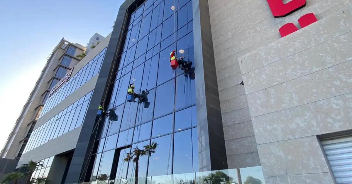 (تنظيف واجهات زجاجية في الكويت بواسطة سبايدرز تاور